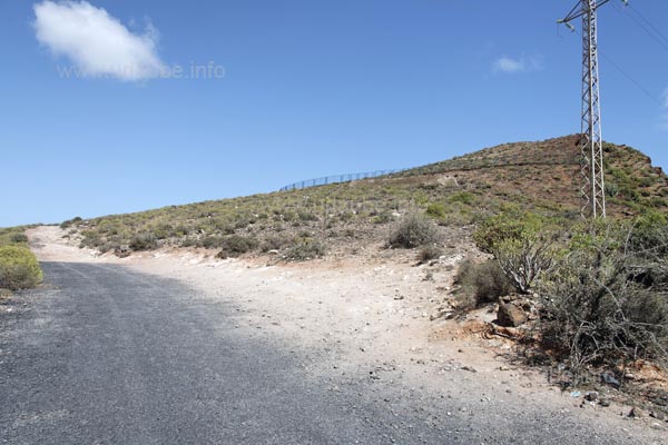 The bituminised road ends amidst the way up, so that one has to continue on foot.