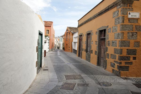 The alleyways of the oldtown of Ag&uuml;imes still appears to be very primary.