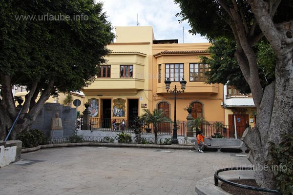The core of the oldtown of Ag&uuml;imes all around the church offers bars, restaurants and souvenir shops.
