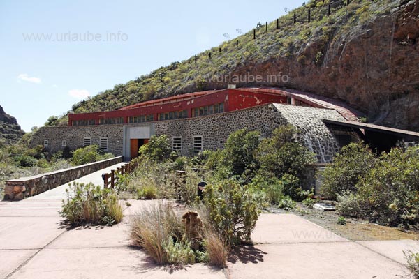 The porch of the museum is the entrance into a cave that is built according to the traditional arquitecture of a cave.