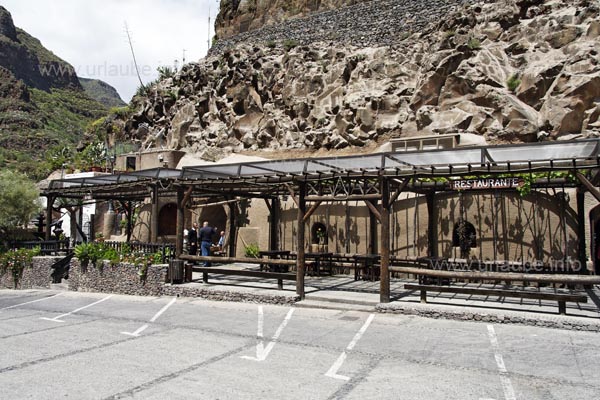 In front of the cave restaurant it is also possible to eat outside.