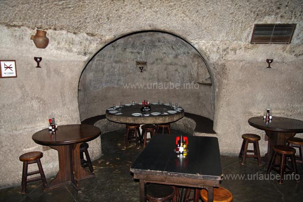 In the interior of the cave there are numerous small bulges so that the guests barely see each other.