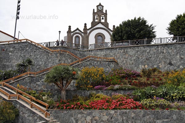 From the parking place to the higher located church, some stairs wonderfully arranged with flowers lead up to there.