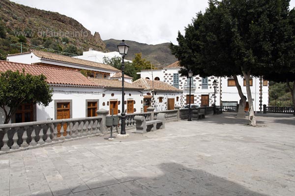 The area around the church of Santa Lucia is framed by some shady trees and nice small houses.