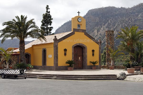 Right in front of the Hotel Aldiana Mirador, there is a shiny yellow chapel in front of the parking place.