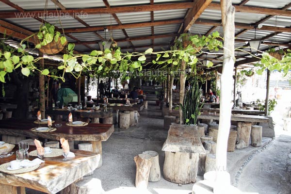 In the barbecue restaurant Hao one is friendly attended and sits comfortably on some wooden benchs.
