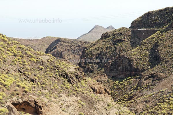 The road to Temisas leads through some spectacular serpentines with a view to curvy canyons. At the horizon, one can see the east coast of Gran Canaria.