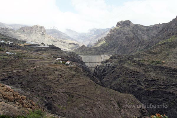 From a distance, one suspects a big lake behind the high wall of the reservoir.