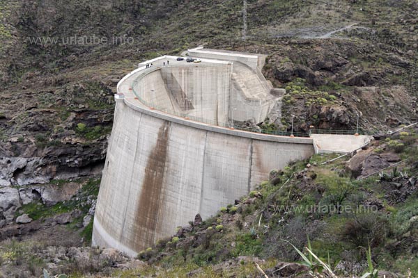 The water basin behind the reservior wall resulted to be empty and boring.