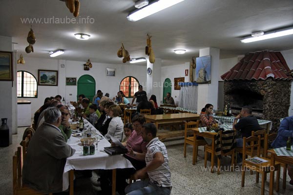 In the interior of the restaurant La Candelilla, people dine in a rustic atmosphere and the food is tasty.
