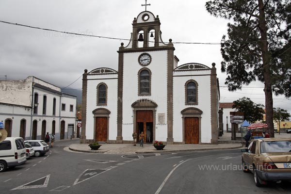 The church in San Bartolom&eacute; dominates the city picture.