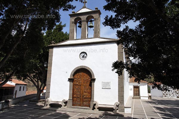 In the centre of Fataga, the place all around the church is nicely arranged with many benchs and trees.