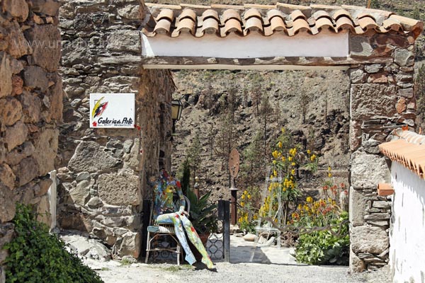 In Fataga there is a colourful art gallery arranged with flowers.