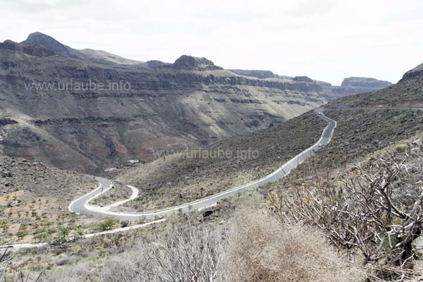 The drive to Embalse de Ayagaures through the Barranco de Palmitos leads through some steep serpentines.