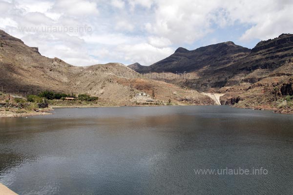 It is nice to have a walk at the lake of Ayagaures.