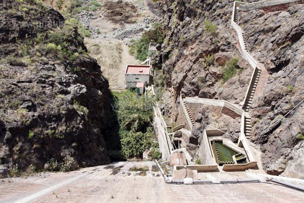 On the reservoir wall of the Embalse de Ayagaures one can work on one's vertigo.