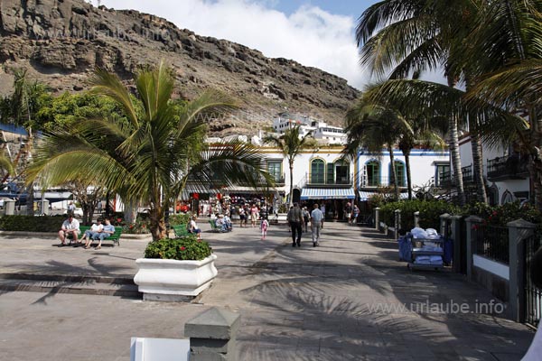 Puerto de Mog&agrave;n has mainly kept the original charm of a fisher village.