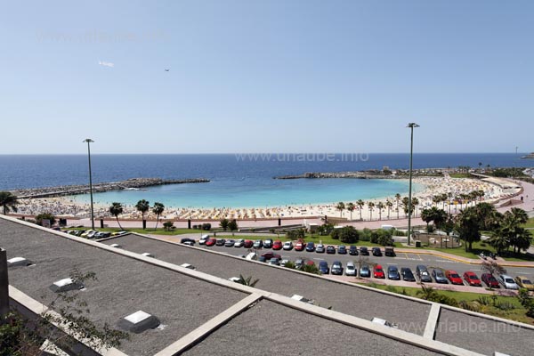 The bay of Amadores is ideal for families with children if one does not suffer of claustrophobia.