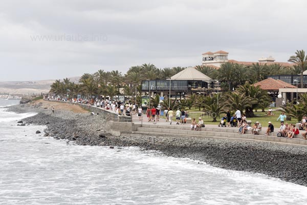 Meloneras extends alongside a promenade that is surrounded by palms.