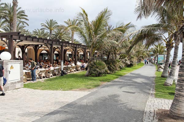 At the promenade of Meloneras, the restaurants string together. In any case, the food here is better than in Maspalomas.