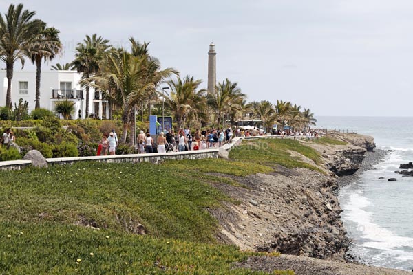 The beach promenade communicates Meloneras with Maspalomas. In the backgroundm, the light house of Maspalomas is visible.