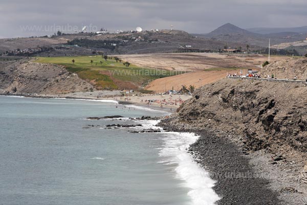 The beach of Meloneras is very small and only accessible after a longer walk. The coulisse consisting on a golf court, antenna masts and building land appeared a little bizarr to us.