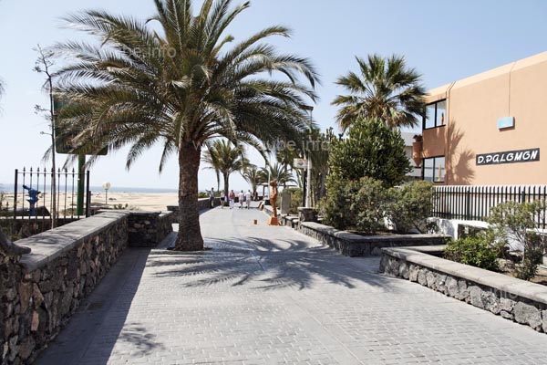 One can walk eternally on the boardwalk of Playa del Ingl&eacute;s.