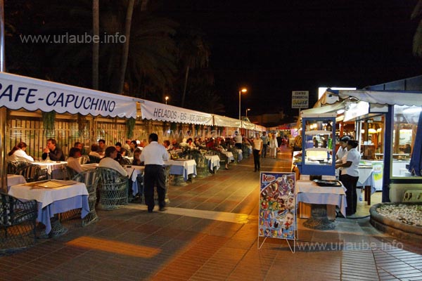 Restaurant-ile in Maspalomas in the evening