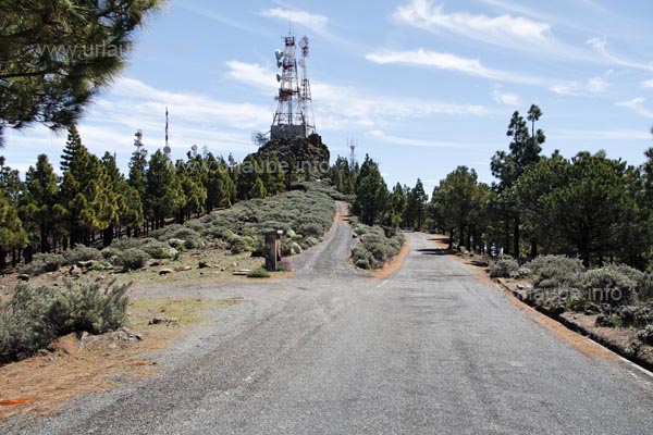 Although the vegetation and the landscape in Pozo de las Nieves is very beautiful, the numerous antennas and the military complex spoil the picture of the landscape.