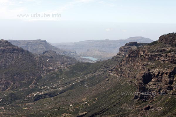 From the view point Pico de la Gorra one has a fantastic view to the lake that is located further to the east.