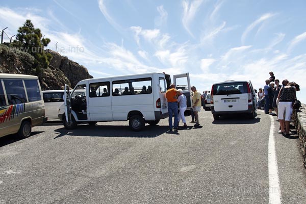 The main view point on the Pico de las Nieves is an absolute attraction for the visitors. being unlucky, a complete bus safari is here on the way.