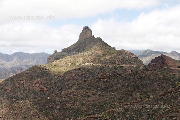Already from a distance the narrow path that leads up to the top of the Roque Bentayga is recognizable.