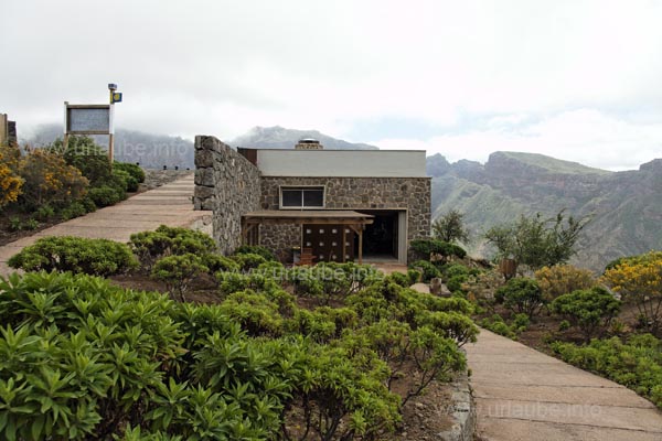 Before continuing on foot up to the cult places of Roque Bentayga, it is possible to leave the car at the parking place and visit the museum.