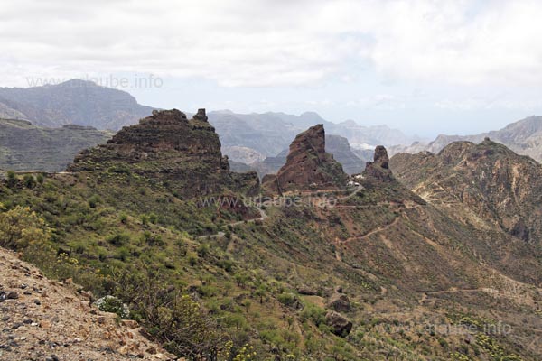 On the way to Roque Bentayga, shortly before getting to there, one passes three rocks rising up where one can see the king caves.