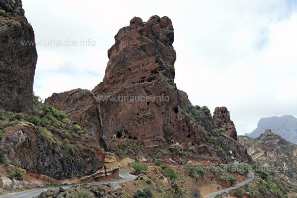 In order to climb into the king caves, some professional equipment would be needed. They are clearly visible from the street.