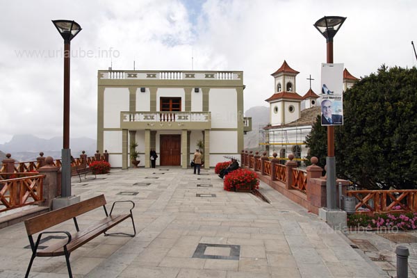 From the promenade in Tejeda one has a wonderful view to Roque Bentayga.