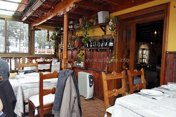 In the interior of the Asador Grill de Yolanda, one can dine on a roofed and heated terrace with a beautiful view.