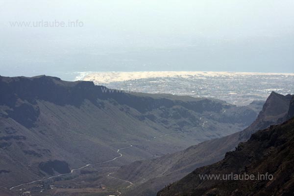 From Pico de las Nieves, one has a fantastic view to the canyon of Fataga that extents up to Playa del Ingl&eacute;s.