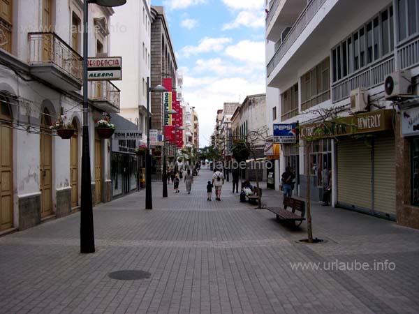 The main shopping street Calle de Leon y Castillo