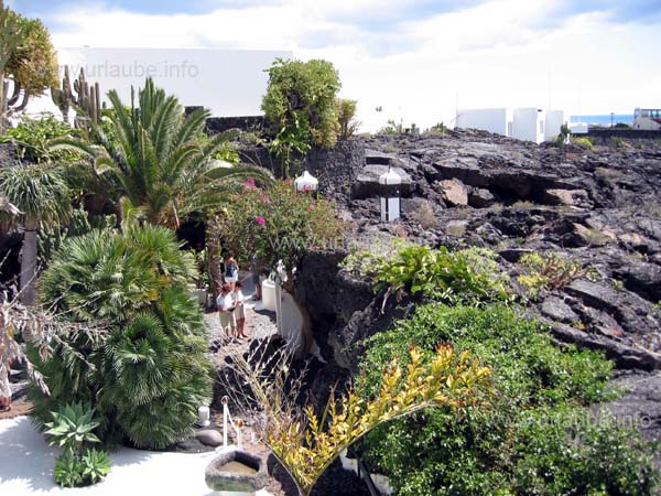 The exterior complexes of the Fundaci&oacute;n C&eacute;sar Manrique