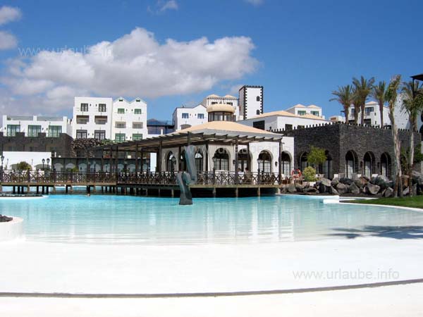 The big sea water pool with the restaurant terrace in the centre