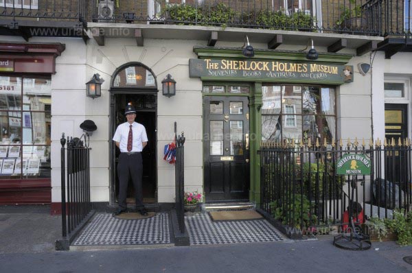 Bobby at the entrance of the Sherlock Holmes Museum