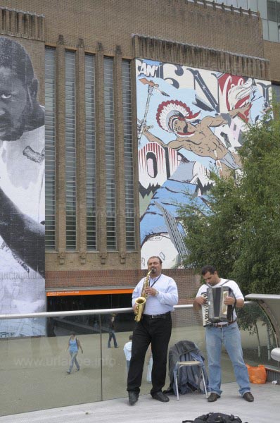 Buskers at Tate Modern