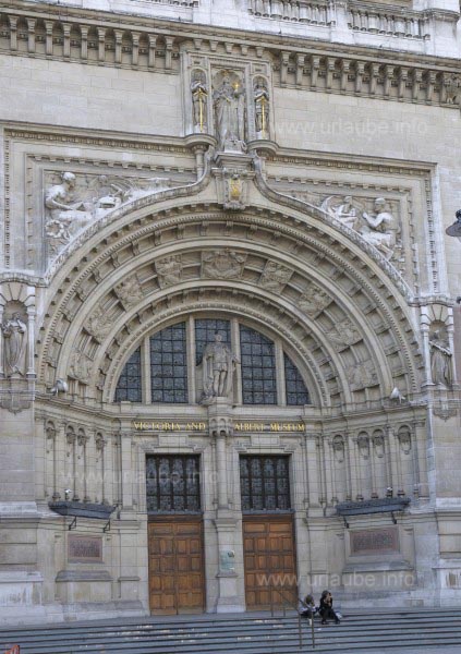 Entrance of the Victoria & Albert Museum