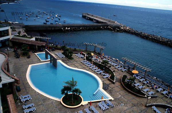 The pool area and the sea bathing area behind it; the most beautiful deck chairs are right at the sea.