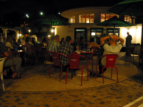 A superb live-concert with Mr. MoMan at the bar in the evening