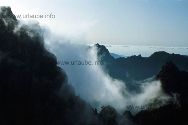 Play of clowds in the mountains between Pico do Arieiro and Pico Ruivo