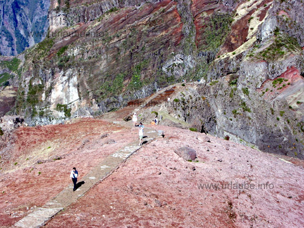 Paved path right after the Pico do Arieiro