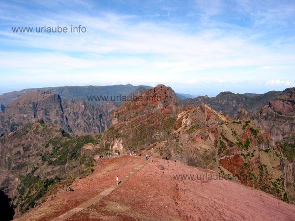 Paved path right after the Pico do Arieiro