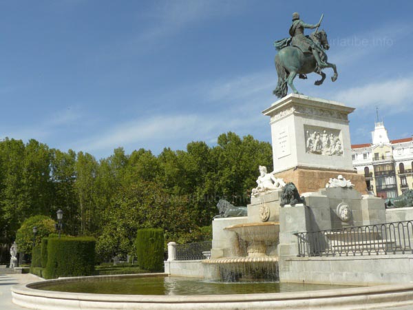 The same style as the Gardens Sabatini: The Plaza de Oriente